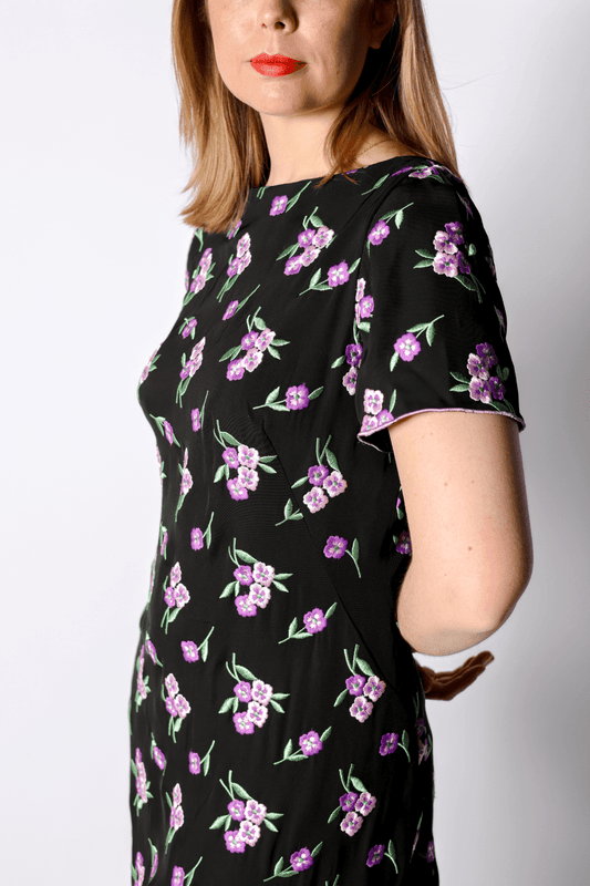 Robe Helsinki — Imprimé Fleurs Brodées Noir et Rose ,Viscose Luxe Made in France - carlisfrance