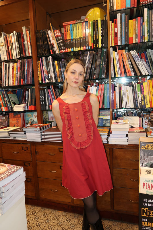 Robe Jacinthe rouge en popeline de coton, coupe baby doll, plastron à volants et boutons, fabriquée en France

