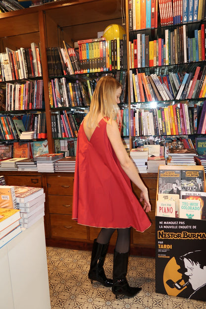 Dos de la Robe Jacinthe rouge baby doll en popeline de coton, coupe évasée, robe habillée fabriquée en France

