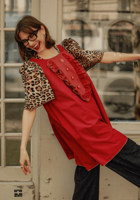 Robe Jacinthe rouge sur top léopard et pantalon noir évasé, look mixte robe et pantalon, tenue originale femme hiver


