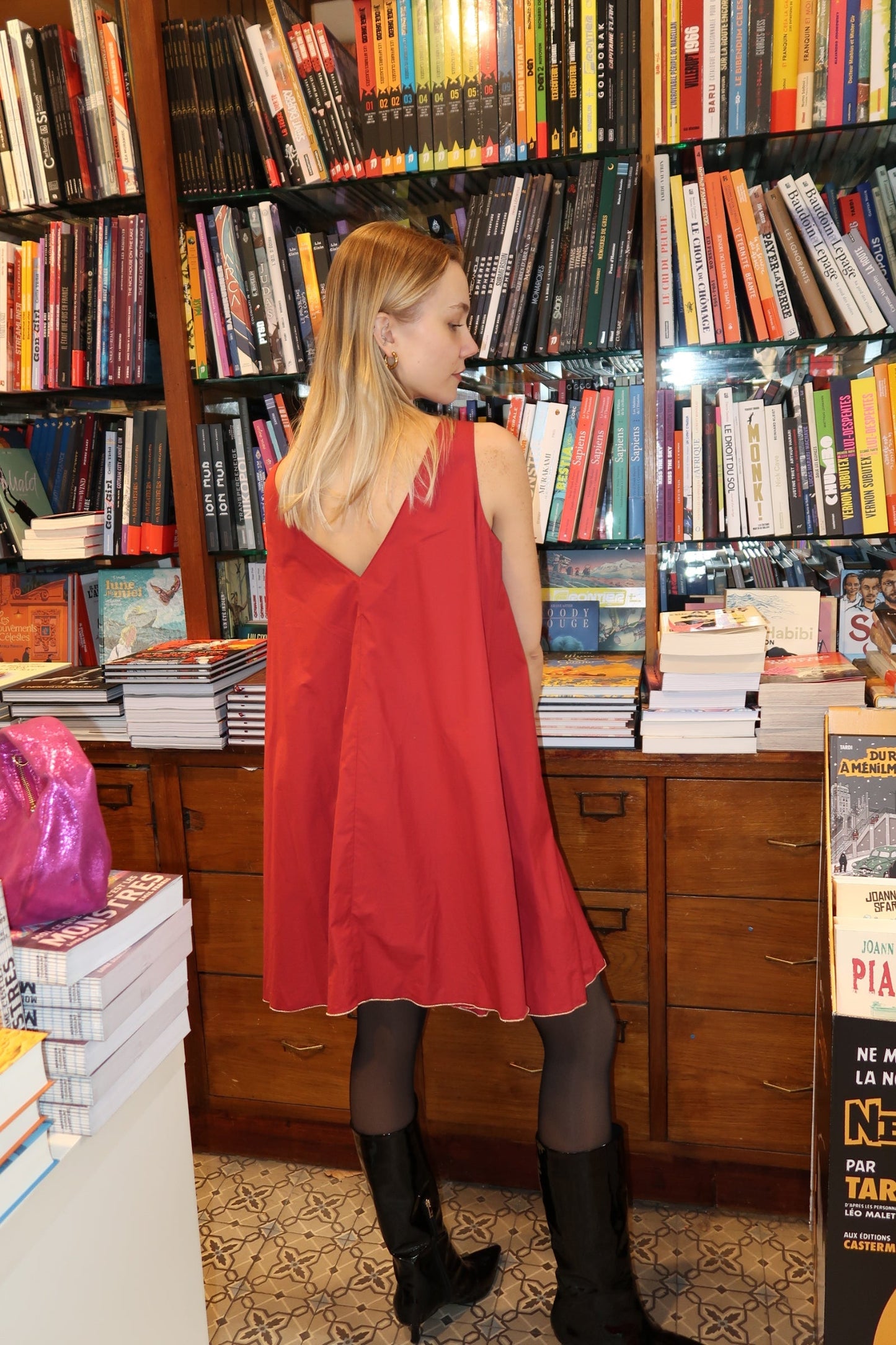 Robe Jacinthe rouge baby doll avec sandales dorées, look bohème chic, robe légère été femme, popeline de coton française

