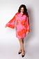 Robe courte coupe rétro en popeline de coton légère — imprimé grandes fleurs de tournesol rose vif et orange brûlé, manches longues évasées en cloche, encolure ronde. Robe d'été femme élégante et colorée, fabrication française Carlis.