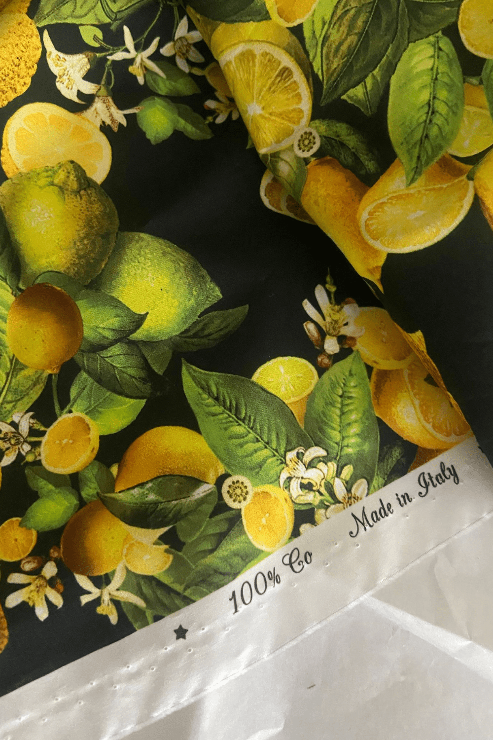 Détail du tissu en popeline de coton italien de la robe Limone, texture légère et lumineuse, fabrication artisanale.