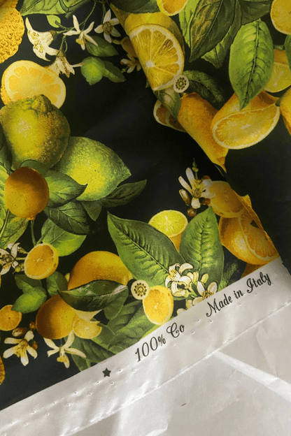 Détail du tissu en popeline de coton italien de la robe Limone, texture légère et lumineuse, fabrication artisanale.