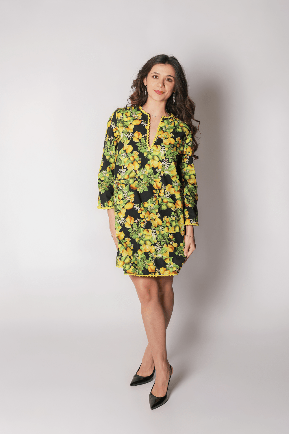 Robe Limone portée avec un sautoir et des créoles, idée de look pour un brunch ou une réception estivale.