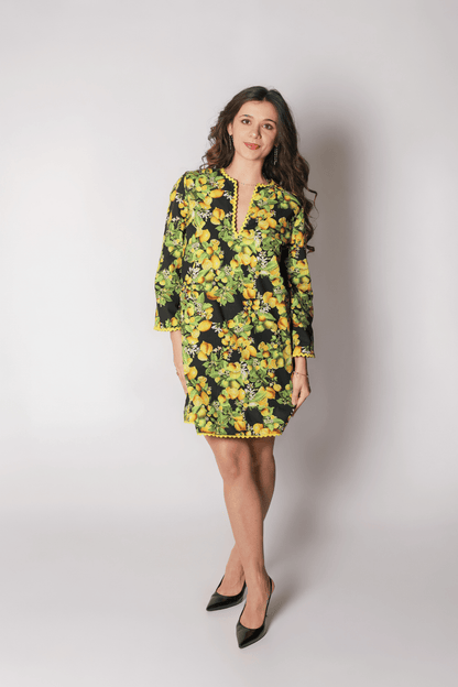 Robe Limone portée avec un sautoir et des créoles, idée de look pour un brunch ou une réception estivale.