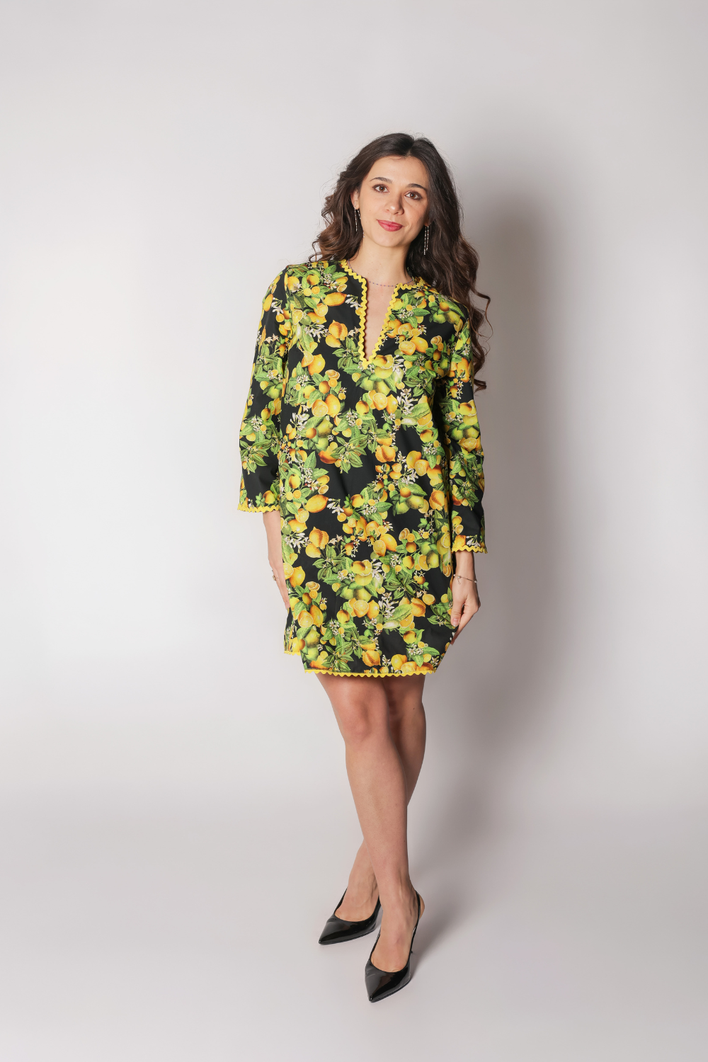 Robe courte chic et classe modèle Limone, robe invitée mariage made in France à imprimé citrons. Coupe trapèze élégante en coton italien, manches pagode tendance pour soirée et été.