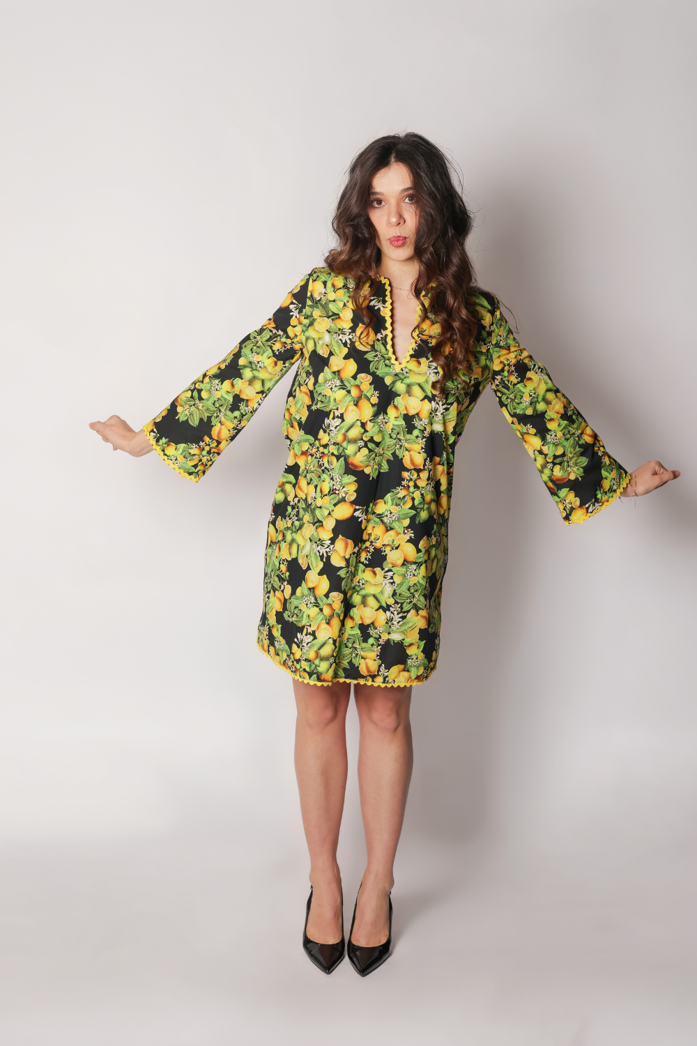 Robe courte chic et classe modèle Limone, robe invitée mariage made in France à imprimé citrons. Coupe trapèze élégante en coton italien, manches pagode tendance pour soirée et été.