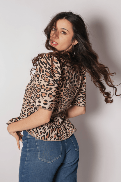 Finitions des manches bouffantes et bas festonné de la blouse Léo, haut imprimé animalier en édition limitée, fait main en France.