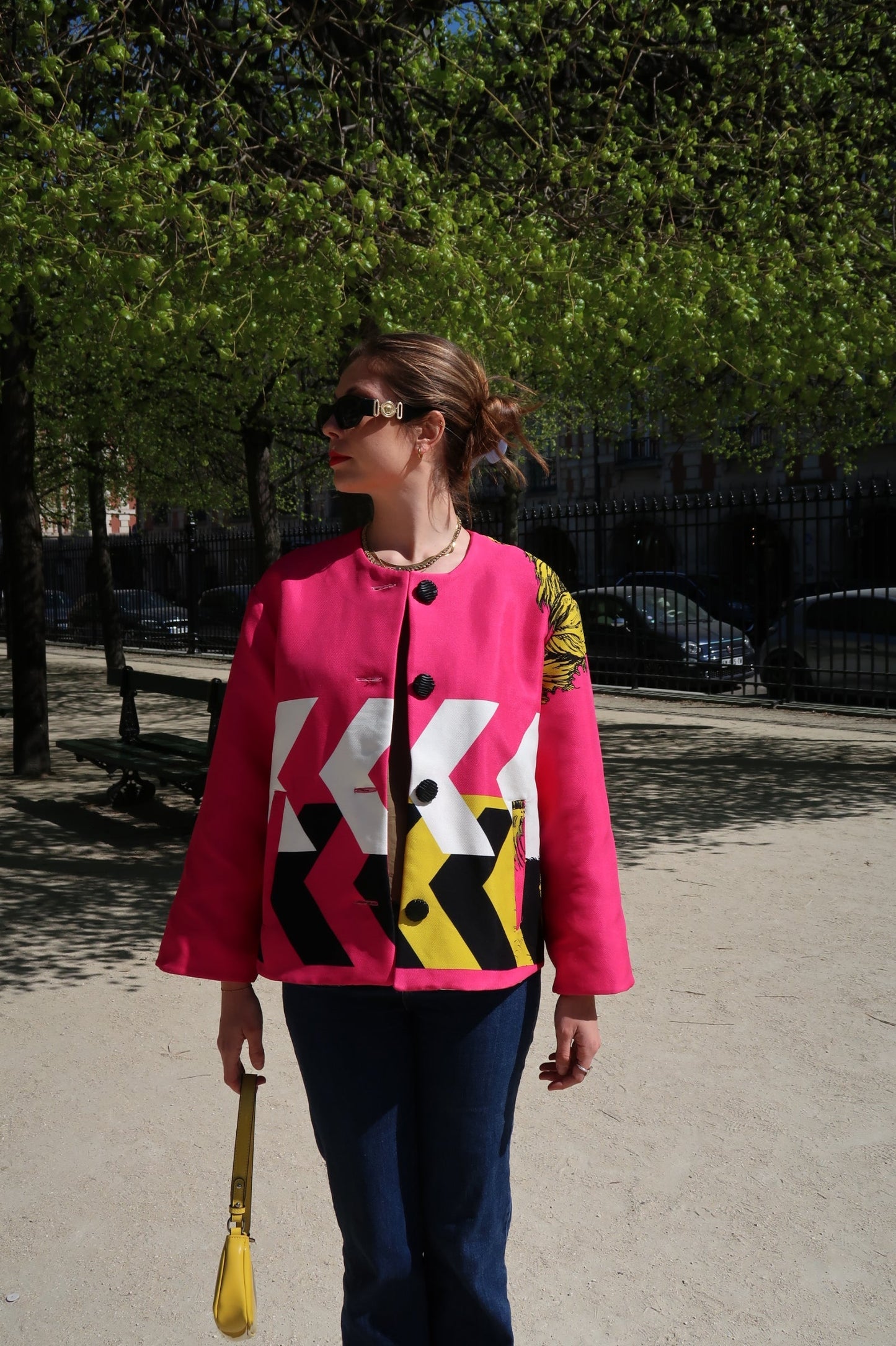 Détail boutons noirs texturés veste soie géométrique rose Carlisfrance
