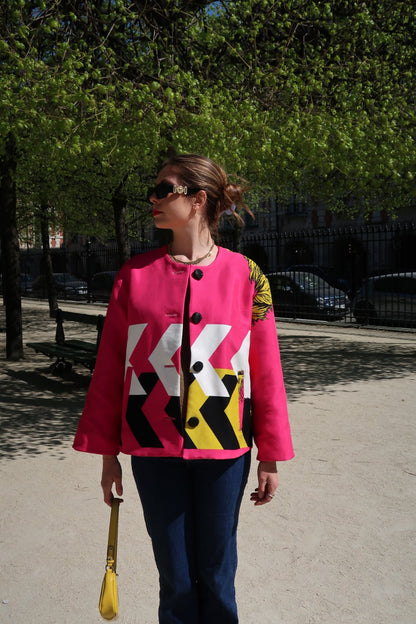 Détail boutons noirs texturés veste soie géométrique rose Carlisfrance
