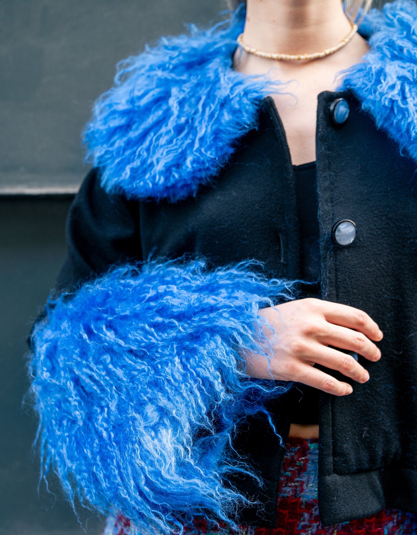 détails de notre veste en cachemire et fausse fourrure