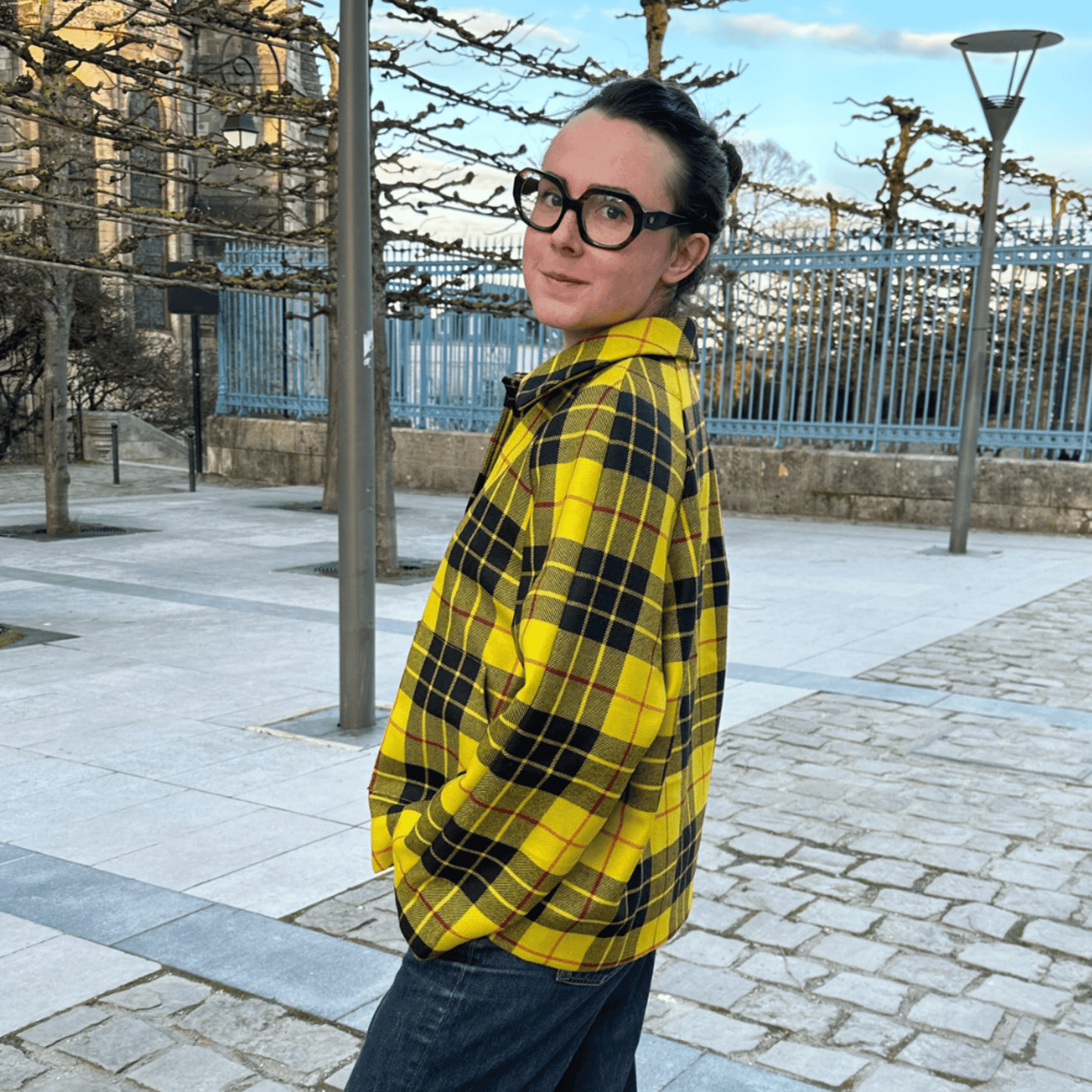 Femme portant la veste Vivienne, veste laine vierge tartan chic made in france