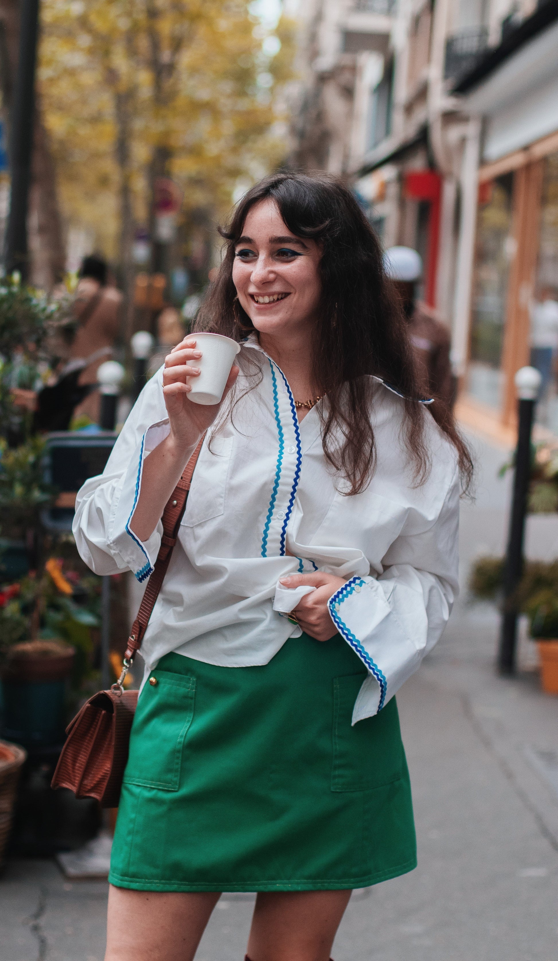 Notre modèle porte une version de la chemise avec du croquet bleu