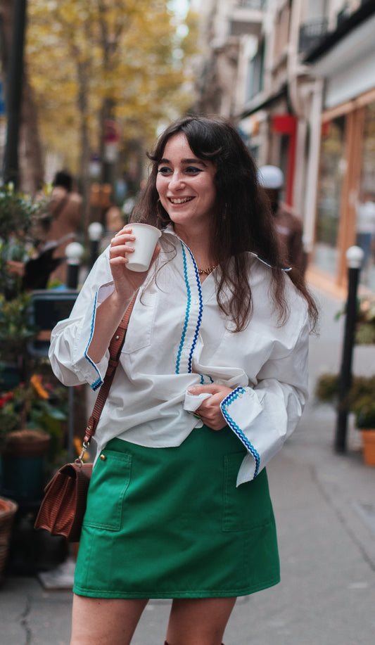 Notre modèle porte une version de la chemise avec du croquet bleu