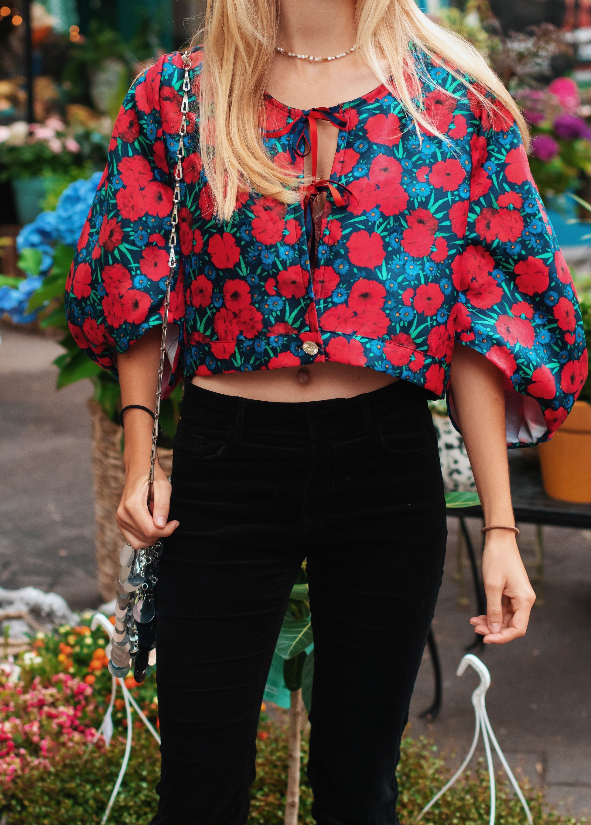 Blouse crop femme imprimé fleurs rouge coupe moderne confection française
