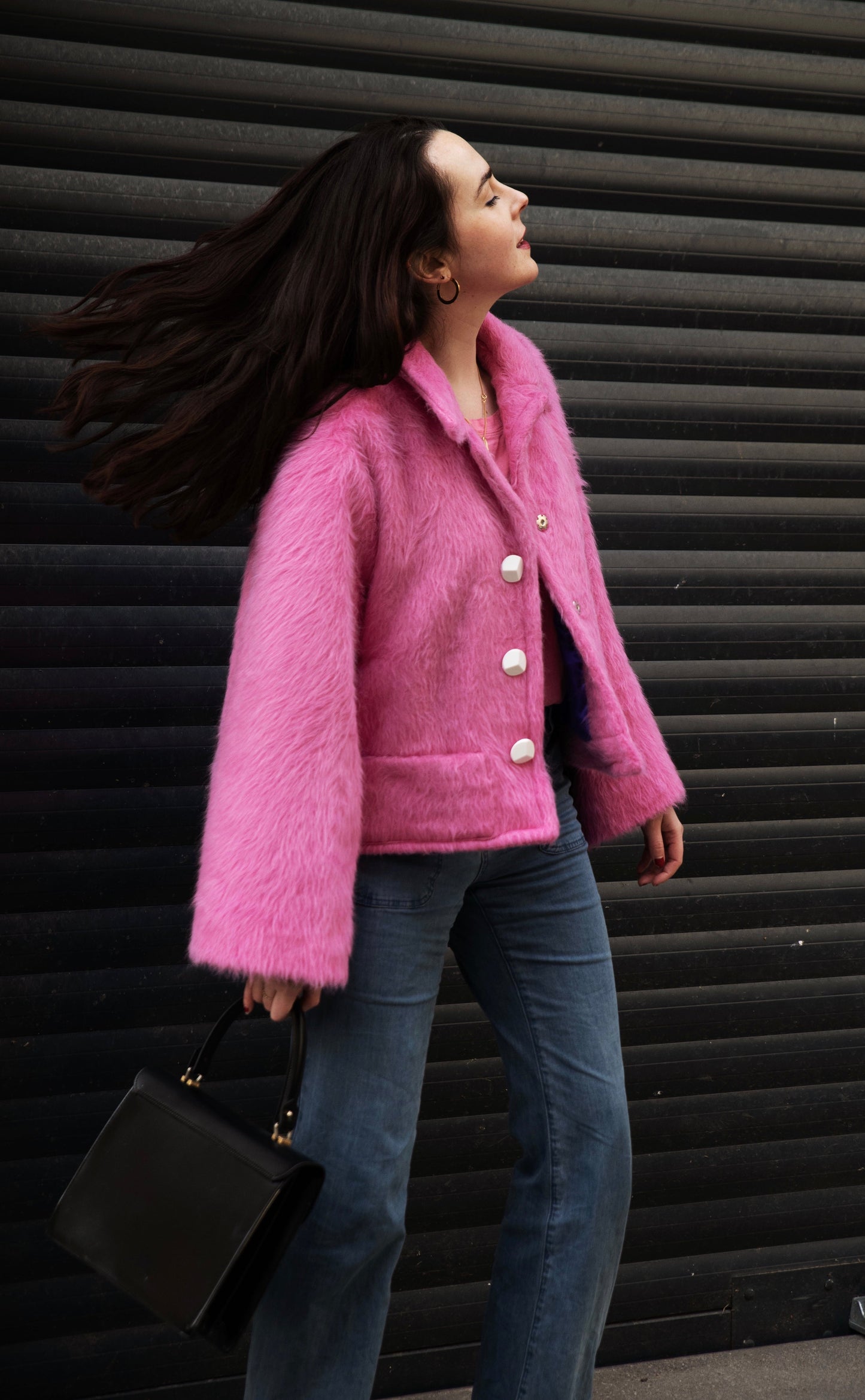 Veste fourrure rose femme coupe évasée portée sur jean brut – Carlisfrance made in France

