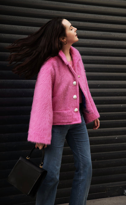 Veste fourrure rose femme coupe évasée portée sur jean brut – Carlisfrance made in France

